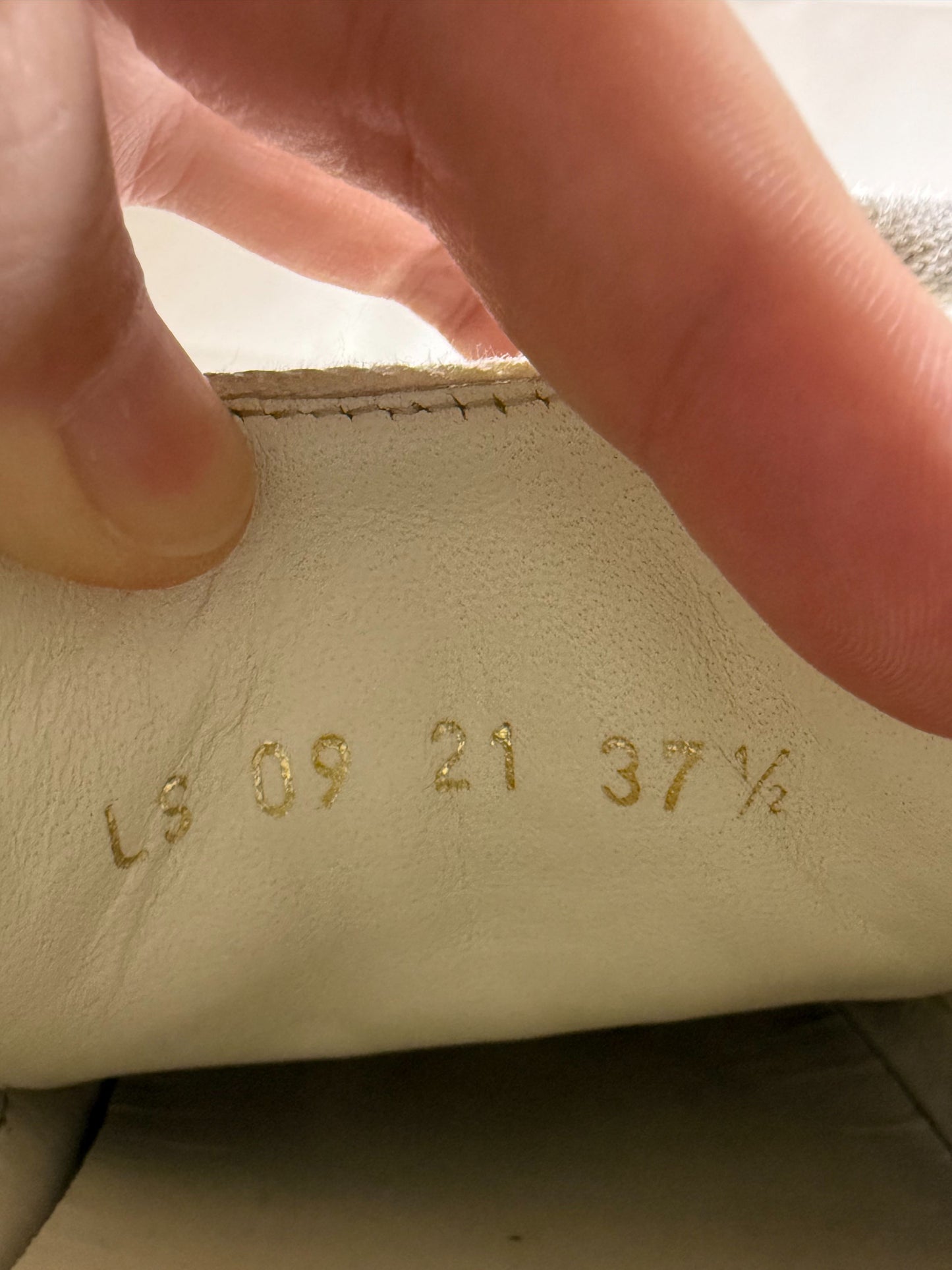 Dior- Beige Oblique Print Low-Top Sneaker- 40 | Retail Price: $990
