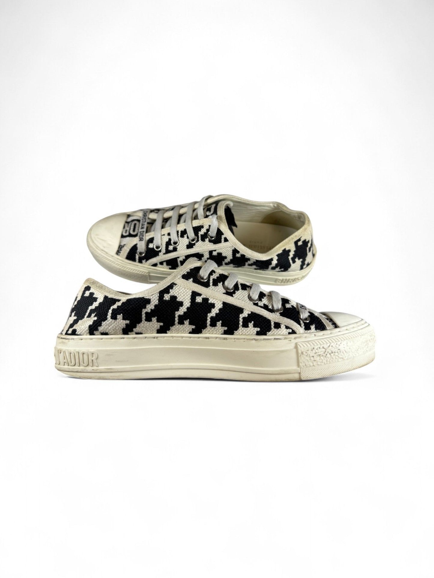 Dior- Beige Oblique Print Low-Top Sneaker- 40 | Retail Price: $990