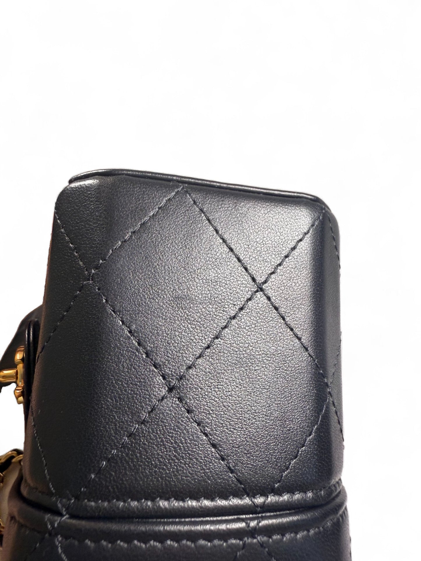 Chanel 23A Gold-Tone Chain Quilted Lambskin Mini Makeup Box Bag – Retail Price: $3,200 USD